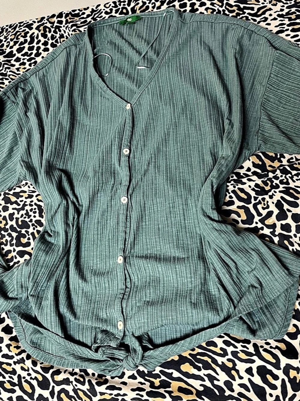 D.I.P. Ribbed Button Front Top in Green Size Medium Like New